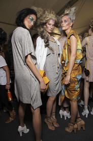 Vivienne_Westwood_Spring_2012_Backstage_CMZlw4n_N.jpg