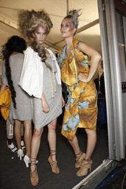 Vivienne_Westwood_Spring_2012_Backstage_Fe_Vf_Qis_P.jpg