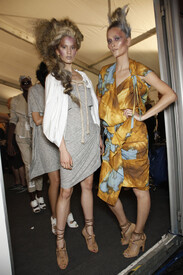 Vivienne_Westwood_Spring_2012_Backstage_g_Bsw_M1l_R.jpg