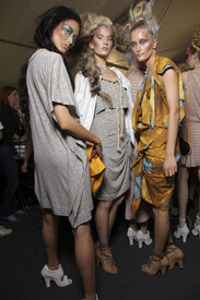 Vivienne_Westwood_Spring_2012_Backstage_Oxcz_OXVJ.jpg