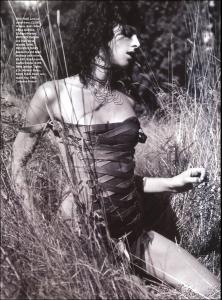 fc_Harpers_Queen_Dec2003_Clara_Veiga_Gazinelli_02.jpg