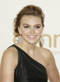 AimeeTeegarden_63rdAnnualPrimetimeEmmyAwards_180911_8.jpg