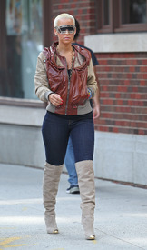 celebrity_paradise.com_TheElder_AmberRose2011_09_27_walkthroughtheWestVillageinNewYork1.JPG