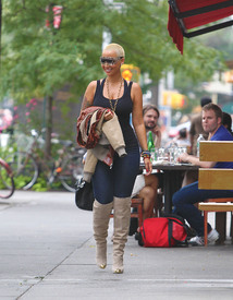 celebrity_paradise.com_TheElder_AmberRose2011_09_27_walkthroughtheWestVillageinNewYork10.JPG