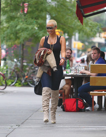 celebrity_paradise.com_TheElder_AmberRose2011_09_27_walkthroughtheWestVillageinNewYork11.JPG