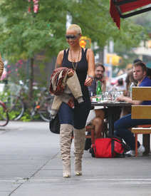 celebrity_paradise.com_TheElder_AmberRose2011_09_27_walkthroughtheWestVillageinNewYork12.JPG