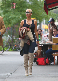 celebrity_paradise.com_TheElder_AmberRose2011_09_27_walkthroughtheWestVillageinNewYork14.JPG