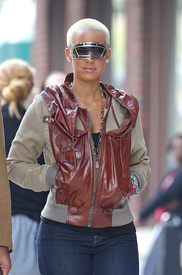 celebrity_paradise.com_TheElder_AmberRose2011_09_27_walkthroughtheWestVillageinNewYork4.JPG