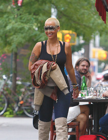 celebrity_paradise.com_TheElder_AmberRose2011_09_27_walkthroughtheWestVillageinNewYork7.JPG