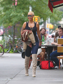 celebrity_paradise.com_TheElder_AmberRose2011_09_27_walkthroughtheWestVillageinNewYork8.JPG