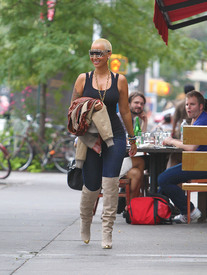 celebrity_paradise.com_TheElder_AmberRose2011_09_27_walkthroughtheWestVillageinNewYork9.JPG