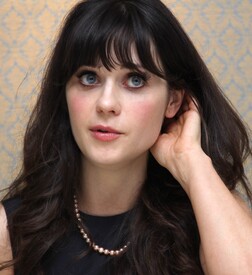 celebrity_paradise.com_TheElder_ZooeyDeschanel2011_09_28_PhotocallattheFourSeasonshotelinLosAngeles11.jpg