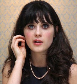 celebrity_paradise.com_TheElder_ZooeyDeschanel2011_09_28_PhotocallattheFourSeasonshotelinLosAngeles9.jpg