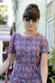 celebrity_paradise.com_TheElder_DaisyLowe2011_09_28_walkingherpetdogandshopinPrimroseHill1.jpg