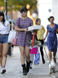 celebrity_paradise.com_TheElder_DaisyLowe2011_09_28_walkingherpetdogandshopinPrimroseHill16.jpg