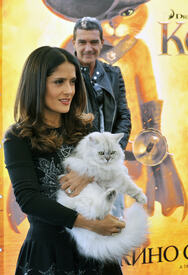 celebrity_paradise.com_TheElder_SalmaHayek2011_09_26_PremiereofPussinBootsinMoscow11.jpg