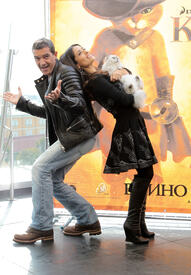 celebrity_paradise.com_TheElder_SalmaHayek2011_09_26_PremiereofPussinBootsinMoscow14.jpg