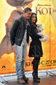 celebrity_paradise.com_TheElder_SalmaHayek2011_09_26_PremiereofPussinBootsinMoscow17.jpg