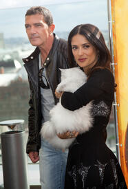 celebrity_paradise.com_TheElder_SalmaHayek2011_09_26_PremiereofPussinBootsinMoscow22.jpg