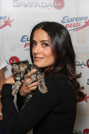 celebrity_paradise.com_TheElder_SalmaHayek2011_09_26_PremiereofPussinBootsinMoscow24.jpg