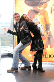 celebrity_paradise.com_TheElder_SalmaHayek2011_09_26_PremiereofPussinBootsinMoscow25.jpg