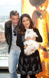 celebrity_paradise.com_TheElder_SalmaHayek2011_09_26_PremiereofPussinBootsinMoscow32.jpg