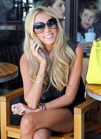 celebrity_paradise.com_TheElder_TamaraandPetraEcclestone2011_09_03_ShoppinginBeverlyHills1.jpg