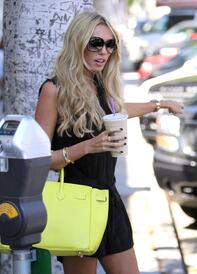 celebrity_paradise.com_TheElder_TamaraandPetraEcclestone2011_09_03_ShoppinginBeverlyHills56.jpg