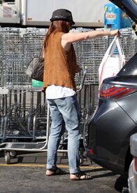 CU-Alyson Hannigan out grocery shopping in Brentwood-02.jpg