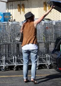 CU-Alyson Hannigan out grocery shopping in Brentwood-09.jpg