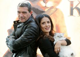 CU-Salma Hayek-Puss in Boots photocall in Moscow-06.jpg