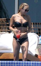 smnxs-864026840_NicoleRichie_BikinicandidsinMexico_September2320111_122_49lo.jpg