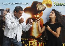 SalmaHayekposesduringaphotocalltopromoteheranimatedfilmPussInBootsinWarsaw_02.jpg