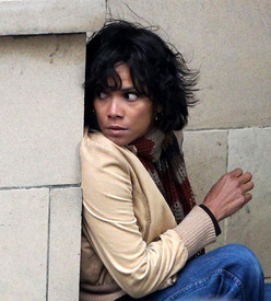 Halle Berry on the set of Cloud Atlas in Glasgow 16.9.2011_02.jpg