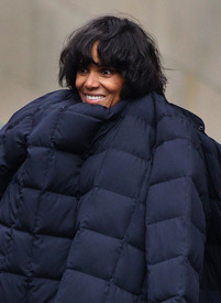 Halle Berry on the set of Cloud Atlas in Glasgow 16.9.2011_19.jpg