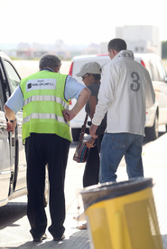 Halle Berry boards private plane after breaking foot 22.9.2011_01.jpg