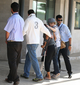 Halle Berry boards private plane after breaking foot 22.9.2011_02.jpg