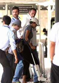 Halle Berry boards private plane after breaking foot 22.9.2011_03.jpg