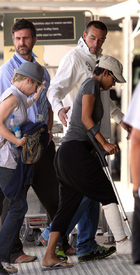 Halle Berry boards private plane after breaking foot 22.9.2011_04.jpg