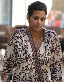 Halle Berry having lunch in a local village in Mallorca 25.9.2011_04.jpg