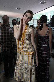 Tory_Burch_Spring_2012_Backstage_bx_MLhrofg_XXx.jpg