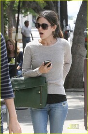 th_003_rachel_bilson_reveals_her_favorite_fall_trends_0.jpg