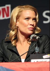 Laurie+Holden+New+York+Comic+Con+Walking+Dead+v-8Tlg0KBzal.jpg