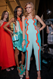 Diane von Furstenberg Spring 2013 Backstage iptQuTh4yxSx.jpg