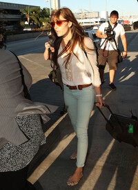 Jessica_Biel_Touches_Down_LAX_3a_D6o_Fv_HI6_Kl.jpg