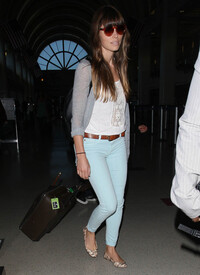 Jessica_Biel_Touches_Down_LAX_7ghm_KAYcyt_l.jpg