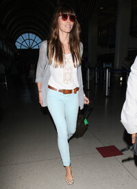 Jessica_Biel_Touches_Down_LAX_LOPo9gyk_Flxl.jpg