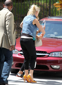 Gwen_Stefani_Visits_Warner_Music_Group_Building.jpg