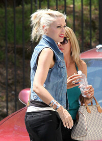 001_Gwen_Stefani_Visits_Warner_Music_Group_Building.jpg