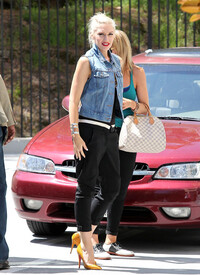 002_Gwen_Stefani_Visits_Warner_Music_Group_Building.jpg